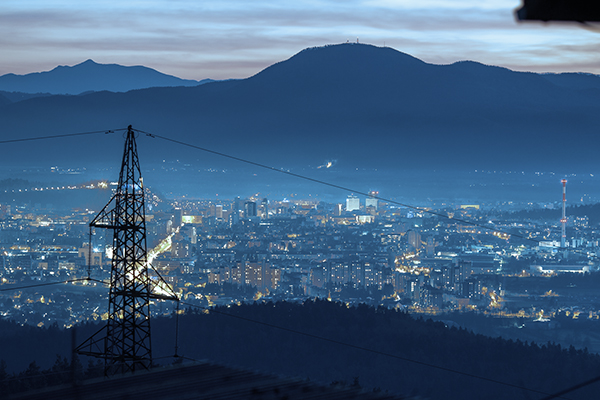 HV၊ MV နှင့် LV ပါဝါကြိုးများသည် ယုံကြည်စိတ်ချရသော လျှပ်စစ်ဖြန့်ဖြူးမှုကို မည်သို့သေချာစေသနည်း။